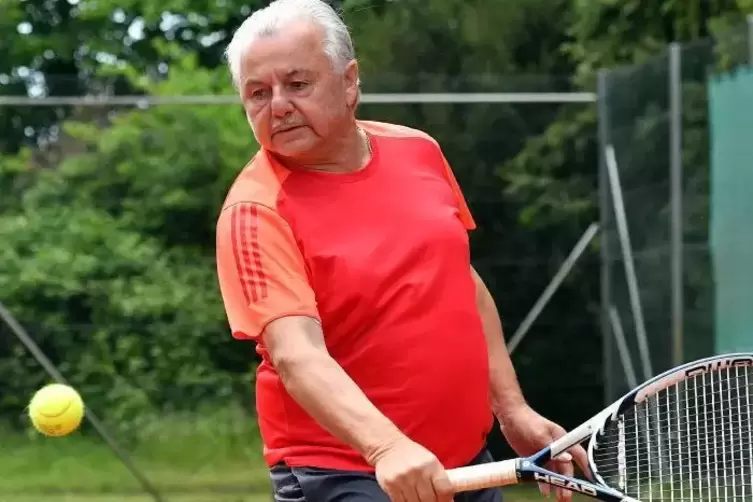 Der Haßlocher Neuzugang Bernd Flesner durfte nach einer Schuler-OP sechs Monate lang kein Tennis spielen. Foto: Mehn