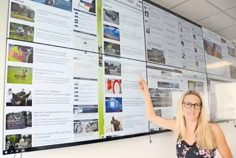 Auf großen Monitoren laufen am Steuerungsdesk (hier mit Online-Redakteurin Steffi Baumgartner) in der Ludwigshafener RHEINPFALZ-