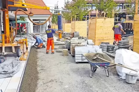Ist das Kunst oder kann das weg? Die Holzverschläge um die neuen Bäume (rechts im Bild) werden abgebaut, wenn die Baustelle gerä