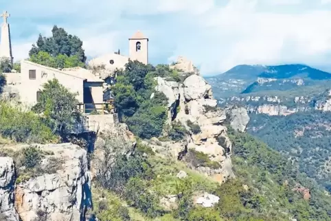Hoch oben auf der Klippe: die Kirche des zuvor lange maurischen Dorfs Siurana.
