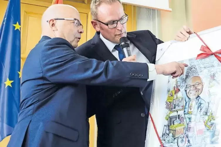 Zum Abschied überreichte OB Markus Zwick (rechts) eine Karikatur an den scheidenden Beigeordneten Michael Schieler.