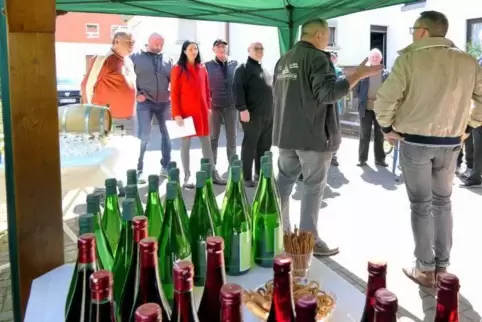 Dank einer Rekordernte im vergangenen Jahr konnte der Weilerbacher Heimatverein seine Weinproduktion von 150 Liter auf 400 Liter