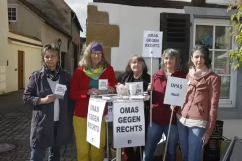 Erheben ihre Stimme gegen rechtes Gedankengut: die „Omas gegen Rechts“ in Rockenhausen.  Foto: J. Hoffmann