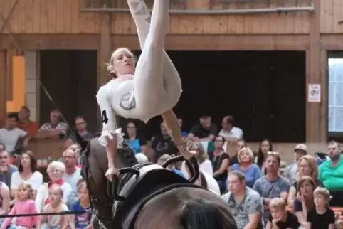 Voltigiererin Jasmin Glahn hat sich die Bänder im Fuß gerissen. Foto: Van Schie