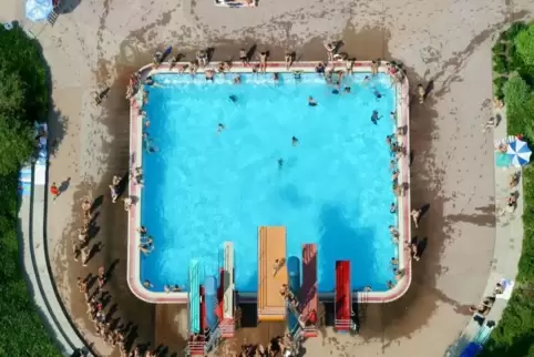 Das neue Kombibad soll aus Hallenbad und Freibad bestehen.  Luftbild: Ler