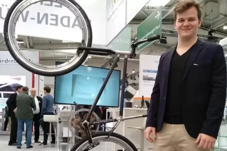 Der Karlsruher Nikolas Denzel hat ein speichenloses Fahrrad entwickelt.  Foto: ekki
