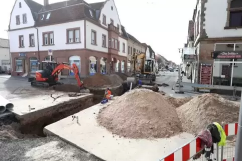 Baustelle: die Bellheimer Hauptstraße. Verzweifelt suchen Autofahrer seit Wochen nach Wegen im und um den Ort.  Archivfoto: van