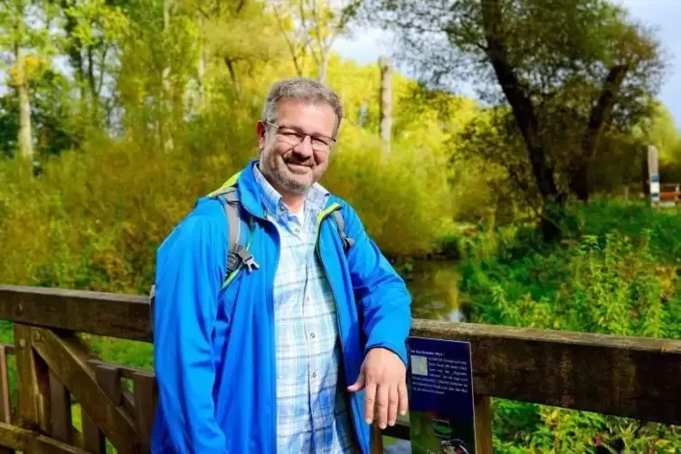 Moderator und Autor Manuel Andrack nimmt G&auml;ste auf eine Wanderung mit. Zum Abschluss liest er in der Alten Kellerei.     Foto: A