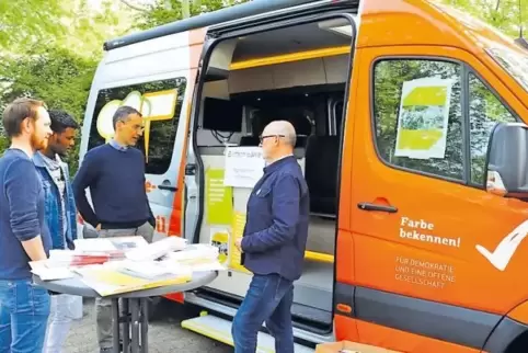 Christian Kindler (rechts) und Phillip Wagner waren mit dem Demokratie-Mobil am Heinrich-Pesch-Haus.