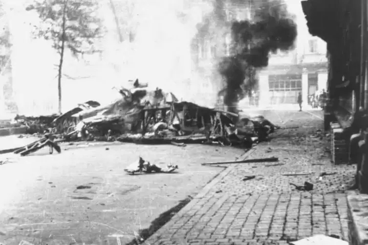Tr&uuml;mmer einer abgeschossenen amerikanischen Maschine, die neben die Lutherkirche st&uuml;rzte und ausbrannte.