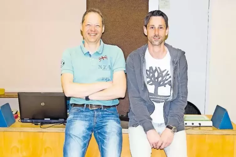 Rainer Ginsberg (links) und Carsten van Rahden sind oft zusammen als Zeitnehmer und Sekretär für die HSG Eckbachtal im Einsatz.