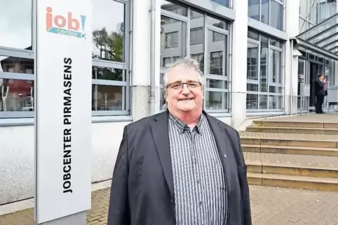 „Das Thema Arbeit zieht sich wie ein roter Faden durch die Pirmasenser Stadtgeschichte“, sagt Frank Eschrich, hier vor der Arbei