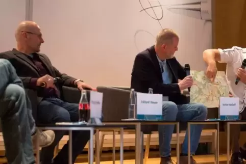 Eckhard Steuer (links) und Jochen Hartloff lauschen den Ausführungen von Volker Arning (rechts) zu dessen Wirtschaftsförderungs-