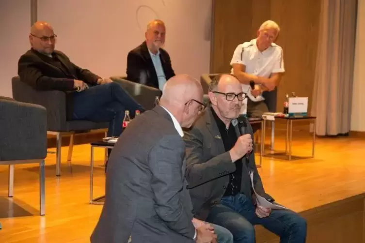 Markus Voborsky (rechts) von der IG Kusel hatte einige Fragen aus der Gesch&auml;ftswelt mitgebracht &ndash; und Moderator Wolfgang Pfeiffe