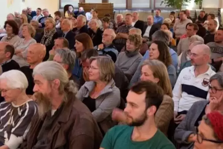 Das Publikum verfolgte die Diskussion aufmerksam und kommentierte manche Aussagen mit Zurufen.  Foto: Eric Sayer