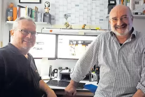 Tüfteln auch an der Beleuchtung des Open-Air-Konzertes: die Brüder Reinhard (links) und Stefan Spindler.
