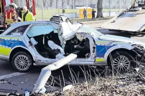 Der bei dem Unfall demolierte Streifenwagen.