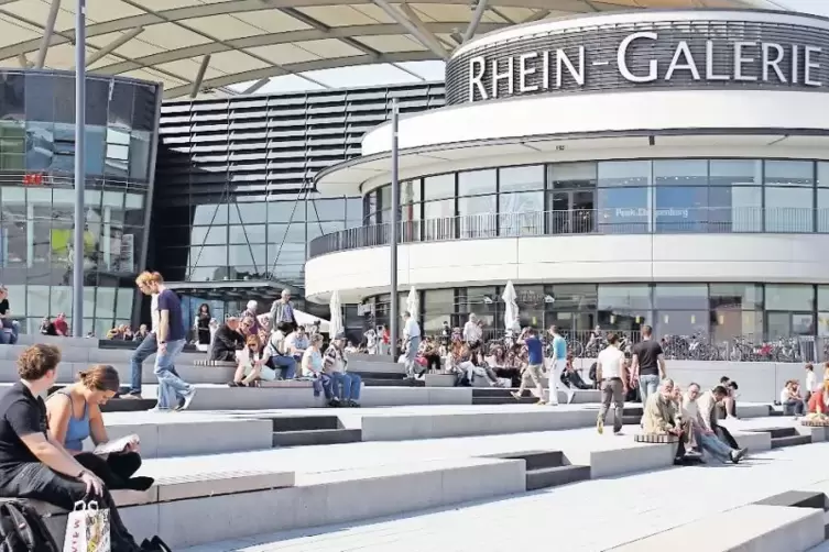 Erst einkaufen, dann auf den Stufen am Rhein entspannen. Unser Foto zeigt das Einkaufszentrum noch vor der seit 2017 laufenden U