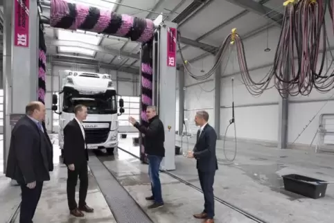 Eine der größten und modernsten Lastwagen-Waschanlagen der Region: Ebert Truck Wash in Ramstein. Von links: Ludwig Linsmayer, Ph