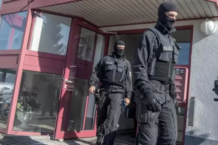 Bei einer Großrazzia hatten mehr als 1500 Beamte der Bundespolizei am 18. April vergangenen Jahres insgesamt 62 Bordelle, Wohnun