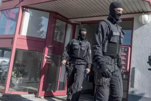 Bei einer Großrazzia hatten mehr als 1500 Beamte der Bundespolizei am 18. April vergangenen Jahres insgesamt 62 Bordelle, Wohnun
