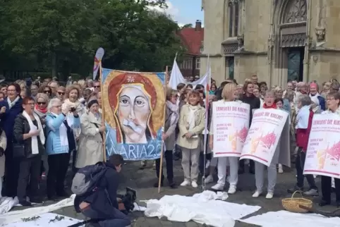 Mehrere Hundert Frauen haben sich am vergangenen Wochenende in Münster zu einer Mahnwache vor dem Dom versammelt, um gegen männl