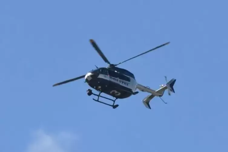 Auch ein Hubschrauber der Polizei ist bei der Suche im Einsatz.  Foto: franck