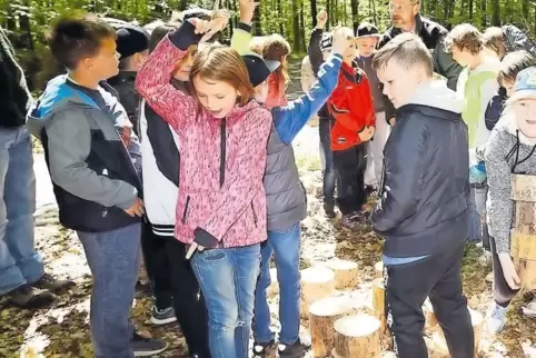 Waldjugendspiele: Uwe Wenzel, Natur- und Landschaftspfleger vom Forstamt Wasgau, mit den Kindern der Klasse 3c der Robert-Schuma