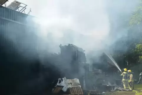 Mit mehr als 70 Einsatzkräften war die Feuerwehr vor Ort. Foto: Löffel