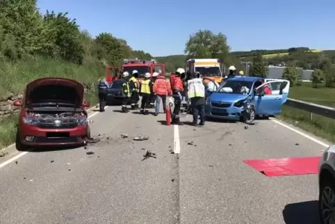 Die Bilanz des Unfalls: zwei Schwer- und zwei Leichtverletzte. Foto: Polizei