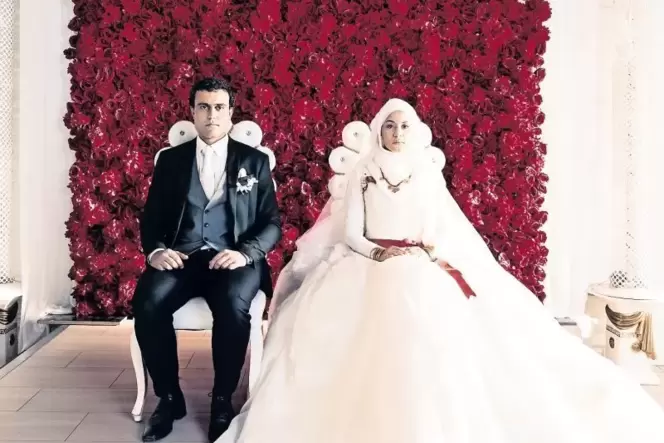 Mit 16 Jahren wird Aynur (gespielt von Almila Bagriacik, rechts) in die Türkei geschickt, um ihren Cousin zu heiraten. Zwei Jahr Mit 16 Jahren wird Aynur (gespielt von Almila Bagriacik, rechts) in die Türkei geschickt, um ihren Cousin zu heiraten. Zwei Jahr