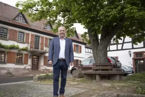 In seinem Wohnort Reichenbach-Steegen ist die Welt noch in Ordnung. Alexander Ulrich vor dem Gebäude, das Arzt und Apotheke behe