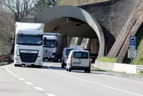 Wegen der beengten Tunnelsituation wird die B?10 bei Annweiler während der Festtag halbseitig gesperrt.  Foto: Iversen