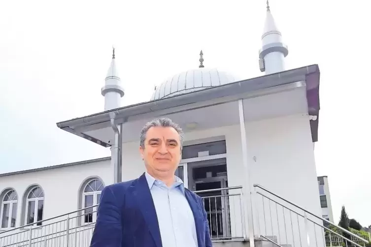 Der Vorsitzende der Gemeinde vor der Moschee: Servet Özel ist wiedergewählt worden.