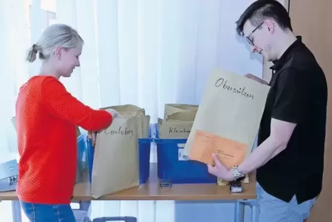 Janine Menges und Torsten Bachmann geben bei der Verbandsgemeinde Leiningerland Wahlunterlagen aus. Die Stimmzettel und Umschläg