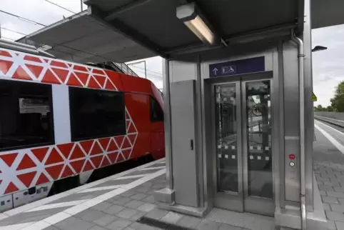 Dass Lautsprecher am Haltepunkt Süd bei kurzfristigen Änderungen nicht zur Fahrgastinformation genutzt wurden, sorgt bei Betroff