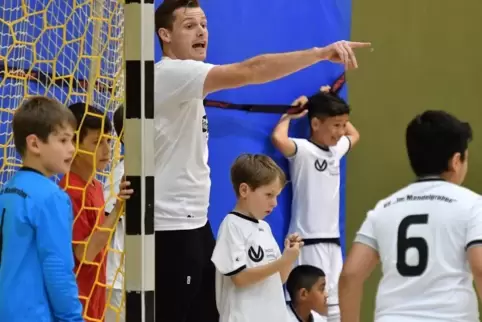 Dominik Lisson trainiert zweimal pro Woche mit den kleinen Mutterstadter Fußballern. Foto: Mehn