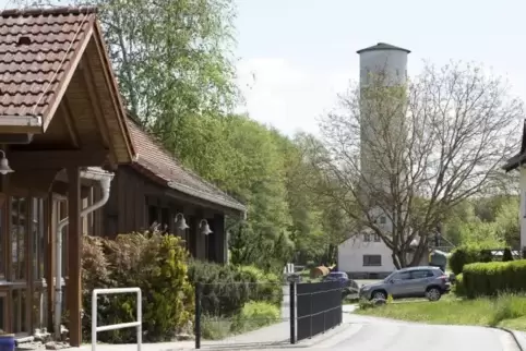 Zwischen Kindertagesstätte und ehemaligem Raiffeisengebäude könnte die Wohn-Pflege-Gemeinschaft in Reichenbach-Steegen einmal an