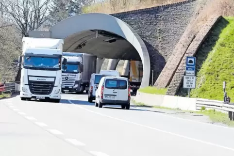 Wegen der engen Tunnel wird die B 10 bei Annweiler während der Festtage halbseitig gesperrt.