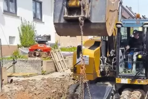 Bis zu vier Metern tief muss gebaggert werden.
