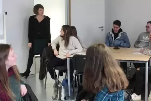 Autorin und Referentin Romy Straßenburg, hier bei einem Workshop mit Karlsruher Schülern über Frankreich beim Centre Culturel Fr