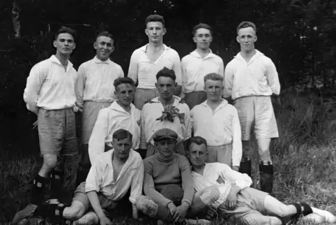 Die erste Meistermannschaft des SV Lemberg im Jahr 1928, stehend von links: Erwin Rumetsch, Fritz Kuntz, Heiner Busch, Fritz Thä