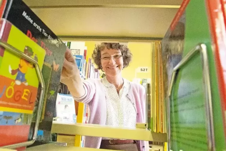 Durchblick im Bücherregal: Anne Detzler in der Zweibrücker Jugendbücherei.