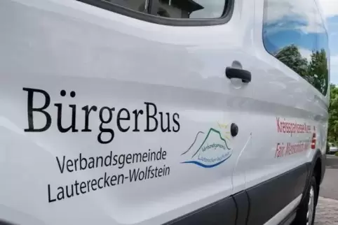 Auf den Bussen sind nur die beiden Hauptsponsoren – Volksbank Lauterecken und Kreissparkasse Kusel – zu sehen, denn es soll „kei