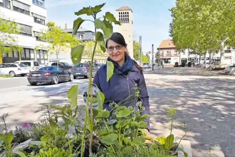 Grüne Insel auf dem St.-Guido-Stifts-Platz: „Inspeyered“-Initiatorin Juliane Stadler an einem der Hochbeete, den Verein und Mits