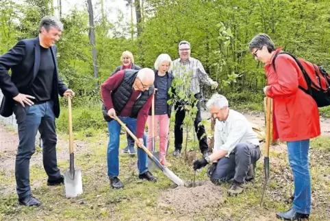 So geht’s: Förster Jürgen Render (knieend) zeigt (von links) Dirk Mayer, Helmut und Gabriele Erb, Christel Mayer, Clemens Körner