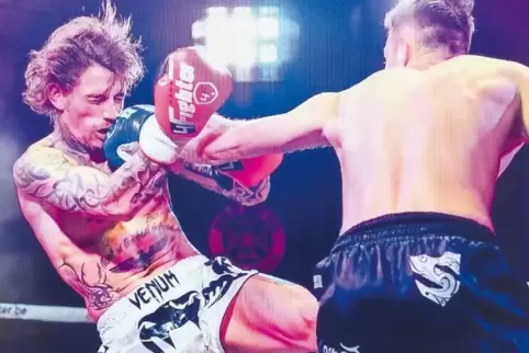 Als Kickboxer vom Knockout-Team Rodalben muss Patrick Freyer (links) auch einiges einstecken können.