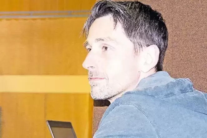 Entspannt: Carsten van Rahden wartet am Laptop auf Arbeit.