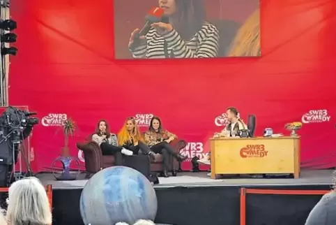 Morningshow-Moderator Kemal Goga plaudert mit seinen Gästen zum Auftakt auf dem Schlossplatz.