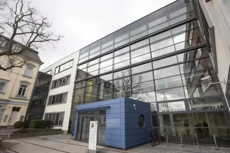  Im Amtsgericht Kaiserslautern haben Donnerstag die Strafverfahren um einen tödlichen Arbeitsunfall im Kreis Kusel ein Ende gefu